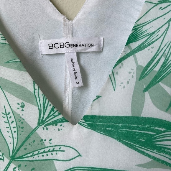 BCBGeneration White Green Palm-Print Shift V Neck Dress Satin Size Medium - Picture 4 of 14